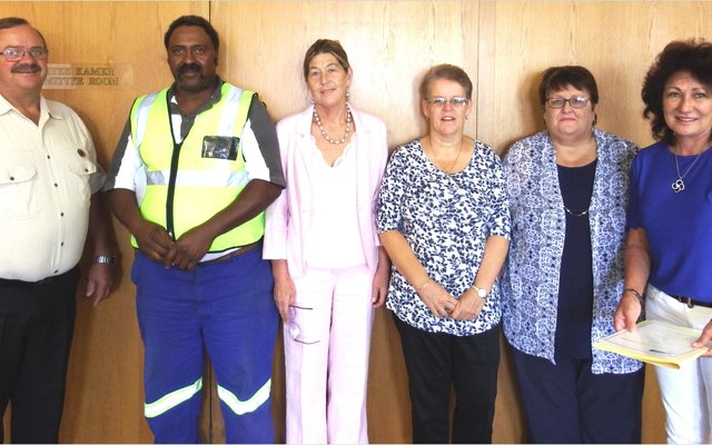Gansbaai Munisipaliteit se vasbyters wat diensjare aan betref, met vlnr mnr Kat Myburgh, Areabestuurder, David Pieters, Sharman Geldenhuys, Sanet Otto, Hantie Vermeulen en rdl Riana de Coning
